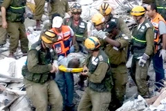 Nhân viên cứu nạn tìm được một người bị thương từ trong đống đổ nát của một tòa nhà ở thủ đô Port-au-Prince (Haiti). (Ảnh: THX/TTXVN) 