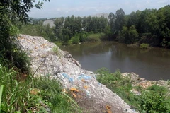 Rác thải công nghiệp vẫn bị đổ trộm trong khu mỏ Hóa An thuộc xã Hóa An (Biên Hòa). (Nguồn: báo Đồng Nai)