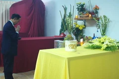 Phó giáo sư, tiến sĩ Nguyễn Lân Cường làm lễ trước khi khâm liệm nhà vua. (Ảnh: TT&VH)