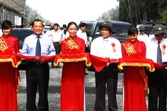 Chủ tịch nước Nguyễn Minh Triết và các đại biểu làm lễ cắt băng thông xe đường Rừng Sác-Cần Giờ (giai đoạn 1). (Ảnh: Hoàng Hải/TTXVN)