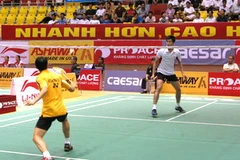 Trận đấu đồng đội nam giữa Nguyễn Tiến Minh (áo vàng, Thành phố Hồ Chí Minh) gặp Nguyễn Hoàng Hải (áo trắng, Quân Đội). (Ảnh: Nguyễn Hồng Cường/TTXVN)