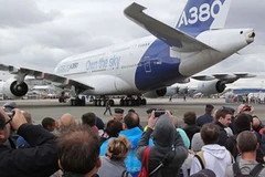 Khách tham quan máy bay Airbus A380 ở triển lãm Le Bourget. (Nguồn: AP)