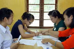 Thí sinh làm thủ tục thi cao đẳng. (Ảnh: Quý Trung/TTXVN)
