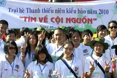 Thanh thiếu niên kiều bào và tuổi trẻ Thành phố Hồ Chí Minh tham gia trại hè “Tìm về cội nguồn - 2010.” (Ảnh: Thanh Vũ/TTXVN)