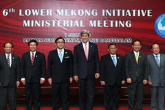 Các Trưởng đoàn dự Hội nghị Bộ trưởng Hạ nguồn Mekong-Mỹ chụp ảnh chung. (Ảnh: Nguyễn Giáp/Vietnam+)