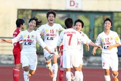Các cầu thủ nữ Hà Nội 1 sớm đăng quang vô địch giải bóng đá nữ quốc gia 3013. (Ảnh: Quốc Khánh/TTXVN)