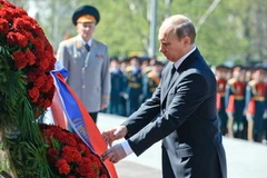 Tổng thống Nga Vladimir Putin đặt hoa tại Mộ Chiến sỹ vô danh ở thủ đô Mátxcơva ngày 8/5. (Nguồn: THX/TTXVN)