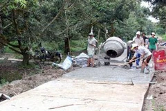 Làm đường bêtông ximawng ở nông thôn. Ảnh minh họa. (Nguồn: TTXVN)
