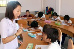 Giờ học văn hóa của trẻ câm điếc. (Ảnh: Lê Huy Hải/TTXVN)