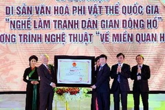 Phó Chủ tịch Quốc hội Uông Chu Lưu trao Bằng Di sản văn hóa phi vật thể Quốc gia cho nghề làm tranh Đông Hồ, Bắc Ninh. (Ảnh:Minh Đức/TTXVN)