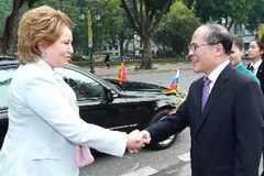 Chủ tịch Quốc hội Nguyễn Sinh Hùng đón Chủ tịch Hội đồng Liên bang Nga Valentina Ivanovna Matviyenko. (Ảnh: Nhan Sáng/TTXVN)