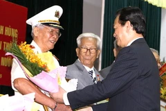 Thủ tướng trao tặng danh hiệu Anh hùng cho Đại tá Ngô Quang Hớn, nguyên Giám đốc Công an tỉnh Kiên Giang. (Ảnh: Đức Tám/TTXVN) 