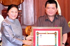 Chủ tịch Quốc hội Lào, Pany Zathotou đã trao tặng Huân chương Lao động hạng 2 cho ông Trần Bắc Hà, Chủ tịch BIDV. (Ảnh: Hoàng Chương/Vietnam+)