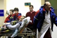 Chuyển người bị thương trong vụ đánh bom ra khỏi sân bay Domodedovo. (Nguồn: Reuters)