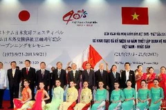 Các vị lãnh đạo Đảng, Nhà nước và các đại biểu chụp ảnh chung tại lễ kỷ niệm. (Ảnh: An Đăng/TTXVN)