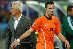 Robin van Persie (phải) tỏ ra không hài lòng trước quyết định rút anh ra sân trong trận đấu với Slovakia của huấn luyện viên Marwijk (trái). (Nguồn: Getty Images)