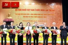 Đại diện Bộ Ngoại giao trao bằng khen cho các Việt kiều tiêu biểu. (Ảnh: Hoàng Anh Tuấn/Vietnam+)