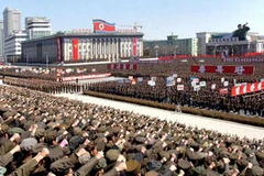 Người dân và binh sỹ Triều Tiên mitstinh ủng hộ lệnh chuẩn bị chiến tranh với Mỹ, Hàn Quốc của nhà lãnh đạo Kim Jong-un, ngày 29/3 (Nguồn: KCNA)