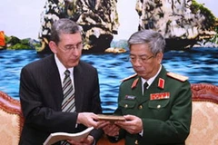 Phó Trợ lý Bộ trưởng Quốc phòng Mỹ Robert Newberry trao hiện vật của cựu quân nhân Việt Nam cho Bộ Quốc phòng Việt Nam. (Nguồn: cpv.org.vn)