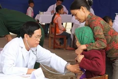 Bác sỹ của International SOS Việt Nam khám bệnh miễn phí cho người dân vùng lũ. (Nguồn: International SOS Việt Nam)