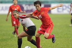 Pha tranh bóng giữa cầu thủ hai đội. (Ảnh: Quang Nhựt/TTXVN)