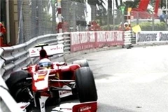 Chiếc F10 bị hỏng nặng sau cú ôm cua tốc độ cao bất thành của Alonson. (Ảnh: AP) 