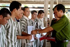 Trao quyết định đặc xá của Chủ tịch nước cho các phạm nhân.Ảnh minh họa. (Ảnh: Phạm Thị Bình/TTXVN)