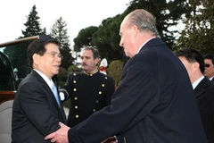 Nhà Vua Tây Ban Nha Juan Carlos đón Chủ tịch nước Nguyễn Minh Triết. (Ảnh: Nguyễn Khang/TTXVN)