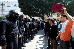 Cảnh sát Tunisia lập hàng rào ngăn cản người biểu tình chống chính phủ ở Tunis. (Nguồn: Getty Images)