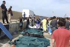 Thi thể các nạn nhân vụ lật tàu được tìm thấy, đã đưa vào bờ. (Nguồn: Reuters)