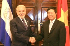 Bộ trưởng Ngoại giao Phạm Bình Minh đón Bộ trưởng Ngoại giao Nicaragua Samuel Santos. (Ảnh: Thống Nhất/TTXVN)