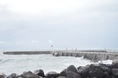 Cầu cảng cá Lý Sơn từ khi đưa vào sử dụng, không một tàu thuyền nào dám vào neo đậu. (Nguồn: báo Thanh Niên)