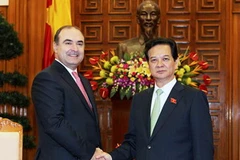 Thủ tướng Nguyễn Tấn Dũng tiếp Phó Thủ tướng, Bộ trưởng Ngoại giao Albania, Edmond Haxhinasto. (Ảnh: Đức Tám/TTXVN)