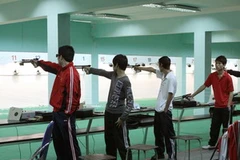 Các xạ thủ nam thi đấu ở nội dung súng ngắn hơi 60 viên. (Ảnh: Ngọc Trường/TTXVN)