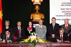 Lễ ký Nghị định thư hợp tác giữa Văn phòng Quốc hội Việt Nam với Ban Thư ký Hạ viện Romania. (Ảnh: Nguyễn Dân/TTXVN)