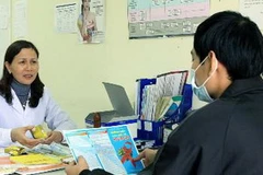Nhân viên y tế tư vấn, giám sát điều trị cho người có HIV. (Ảnh: Dương Ngọc/TTXVN)