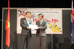 Tổng Lãnh sự Lê Viết Duyên trao quà lưu niệm và chúc tết Lưu học sinh tại Perth. (Nguồn: Tổng Lãnh sự quán Việt Nam tại Perth cung cấp)