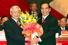 Tổng Bí thư khóa X, Nông Đức Mạnh chúc mừng ông Nguyễn Phú Trọng nhậm chức Tổng Bí thư khóa XI. (Nguồn: TTXVN)