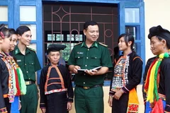 Chiến sỹ Biên phòng tuyên tuyền chính sách pháp luật cho đồng bào dân tộc Hà Nhì, Mường Nhé, tỉnh Điện Biên. (Ảnh: Trọng Đức/TTXVN)