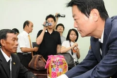 Đại diện Hàn Quốc chia buồn với gia đình một cô dâu Việt bị sát hại trước đó. (Nguồn: Tuổi Trẻ)
