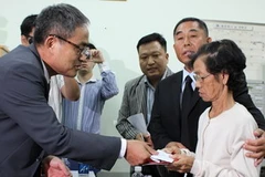 Đại diện hội Hàn kiều trao số tiền 3.000 USD hỗ trợ gia đình cô dâu Hoàng Thị Nam. (Nguồn: VNE)