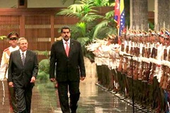 Chủ tịch Cuba Raul Castro (trái) và Tổng thống Nicolas Maduro (phải) duyệt đội danh dự tại lễ đón ở Havana, ngày 27/4. (Nguồn: AFP/TTXVN)