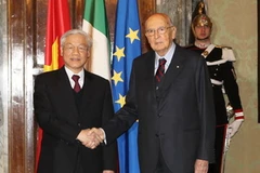 Tổng thống Giorgio Napolitano đón Tổng Bí thư Nguyễn Phú Trọng trong lễ đón chính thức ngày 21/1. (Ảnh: Trí Dũng/TTXVN)