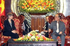 Chủ tịch Quốc hội Nguyễn Sinh Hùng tiếp Đại sứ Cộng hòa Liên bang Đức Jutta Frasch. (Ảnh: Trọng Đức/TTXVN)