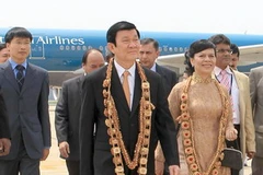 Chủ tịch nước Trương Tấn Sang và Phu nhân tại sân bay bang Kartanakata, Ấn Độ. (Ảnh: Nguyễn Khang/TTXVN)