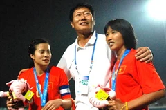 Huấn luyện viên Trần Vân Phát và các nữ học trò trong niềm vui chiến thắng. (Ảnh: TT&VH)