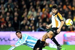 Gonzalo Higuain (trái) không vượt qua được một hậu vệ từng bị Barcelona thải loại như Oleguer. (Ảnh: Getty Images)