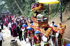 Đoàn hành lễ và các vị đại biểu trên đường lên đền Thượng dâng hương các vua Hùng. (Ảnh: Việt Đức/Vietnam+)