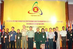 Thượng tướng Nguyễn Chí Vịnh, Thứ trưởng Bộ Quốc phòng Việt Nam và Trưởng đoàn đại biểu các nước dự hội nghị. (Ảnh: Trọng Đức/TTXVN)