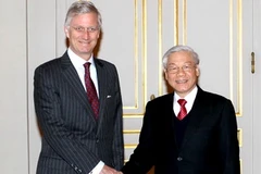 Thái tử Vương quốc Bỉ Philippe đón Tổng Bí thư Nguyễn Phú Trọng. (Ảnh: Trí Dũng/TTXVN)